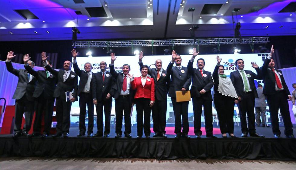 Los candidatos a la Alcaldía de Lima posan para la foto de despedida. (Vidal Tarqui/Andina)