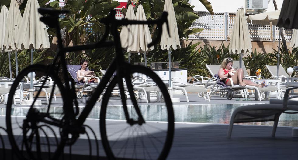 Los turistas toman el sol junto a la piscina del hotel Acapulco Playa en Palma de Mallorca, el 29 de marzo de 2021. (JAIME REINA / AFP).