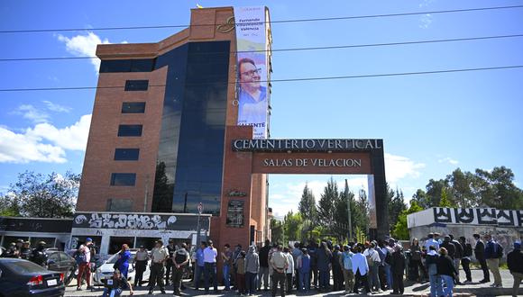 La gente se reúne en el funeral del asesinado candidato presidencial ecuatoriano Fernando Villavicencio, en Quito. (Foto de Rodrigo BUENDIA / AFP)