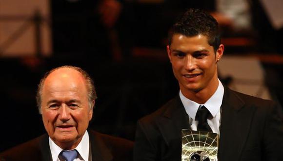 Joseph Blatter y Cristiano Ronaldo se pronunciaron sobre el tema a través de las redes sociales. (Internet)