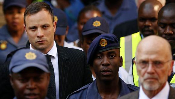 Peet van Zyl, representante de Oscar Pistorius, recomendó que no lo metan a prisión. (Reuters)