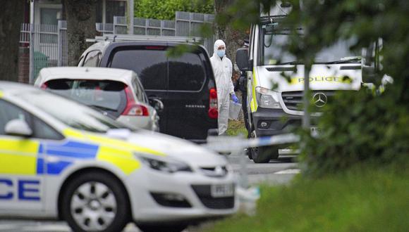 Un investigador de la policía lleva una bolsa de pruebas en Royal Navy Avenue en el área de Keyham de Plymouth, Inglaterra, el viernes 13 de agosto de 2021. (Ben Birchall/PA/AP).