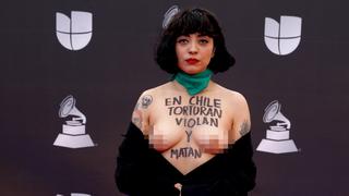 Mon Laferte sorprende con ‘topless’ durante los Latin Grammy 2019 en protesta por la violencia en Chile [VIDEO]