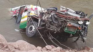 Huancavelica: Hallan 2 cadáveres más tras remolcar bus que cayó al río Mantaro