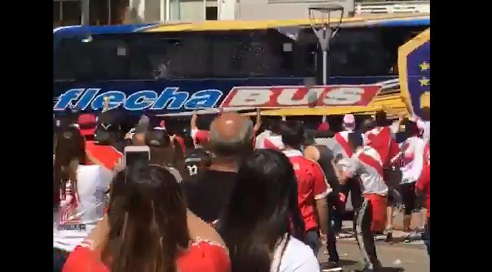 El momento en que rompen las lunas del bus de Boca Juniors (Twitter)