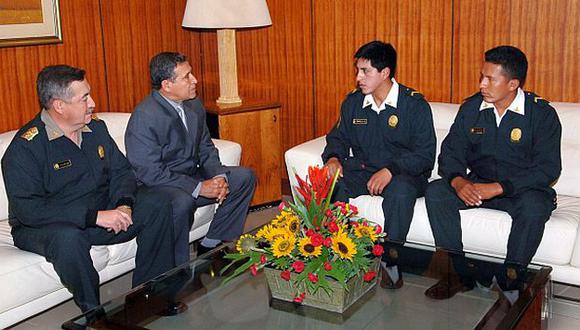 El ministro del Interior y el jefe de la Policía felicitaron a los agentes. (Andina)