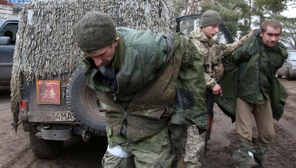 Las fuerzas ucranianas detienen a militares de la autoproclamada República Popular de Lugansk que fueron capturados durante el ataque matutino contra la ciudad de Schast'ye, cerca de la ciudad de Lugansk, en el este de Ucrania, el 24 de febrero de 2022. (Foto: Anatolii Stepanov / AFP)