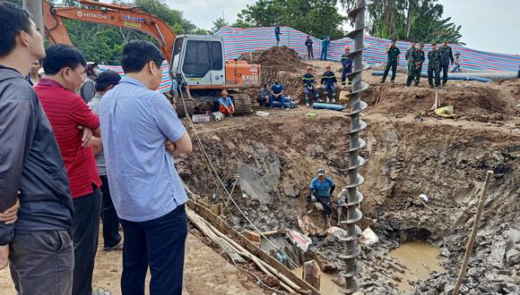 Vietnam: Dan por muerto al niño que se cayó en un forado de 35 metros de profundidad. (AFP)