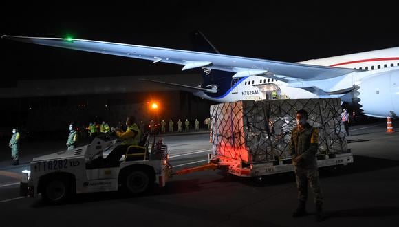 Una carga con equipo de protección personal enviada por China a México como ayuda para combatir la nueva pandemia de coronavirus COVID-19 se descarga desde un avión al aterrizar en el aeropuerto de la Ciudad de México. (Foto: AFP/Pedro Pardo)