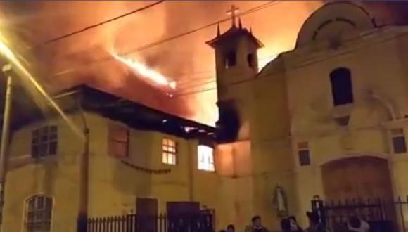 Incendio destruye iglesia San Miguel Arcángel” del distrito de Chaupimarca. (Captura: Facebook)