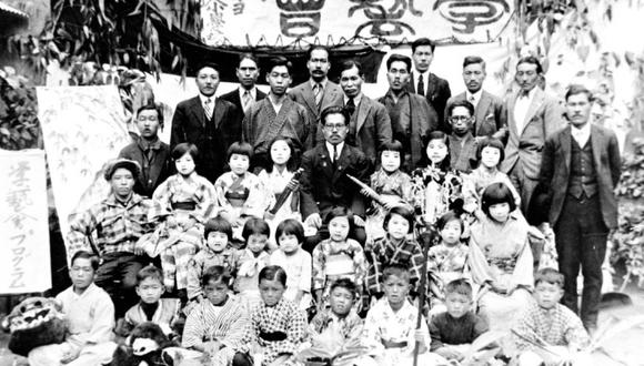 LOS NIÑOS VAN A LA ESCUELA. La primera escuela japonesa en Perú se fundó en 1908. (Asociación Peruano Japonesa - Museo de la Inmigración Japonesa al Perú “Carlos Chiyoteru Hiraoka”)