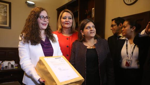 Rosa Bartra, titular de la Comisión Lava Jato, entregó el informe a la Oficialía Mayo del Parlamento. (Congreso de la República)