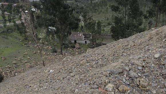 El derrumbe de rocas del cerro Pucruchacra podría ocasionar grandes pérdidas. (R. León)