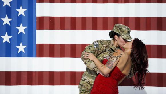 Soldado se besó apasionadamente con su esposa. (AP)