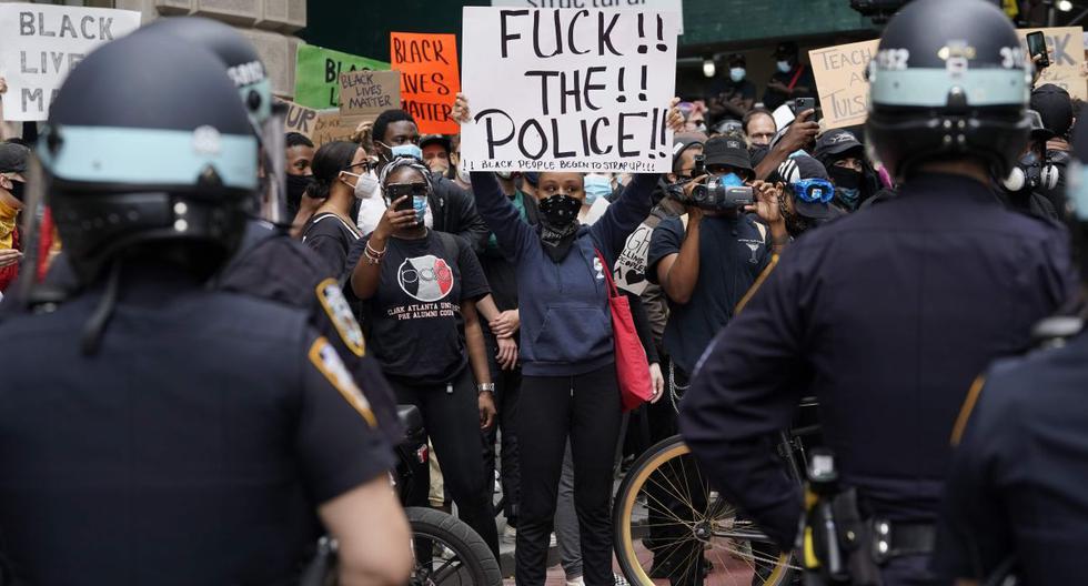 Imagen referencial. Las personas son vistas protestando por la muerte de George Floyd en el bajo Manhattan en Nueva York, el 2 de junio de 2020. (AFP / TIMOTHY A. CLARY).