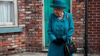 El motivo por el que nadie puede tocar el bolso de la reina Isabel II: exfuncionaria cuenta su anécdota
