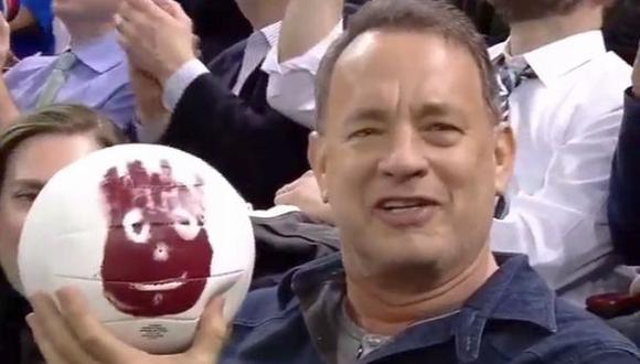 Tom Hanks con una réplica de Wilson en partido de hockey. (Instagram)