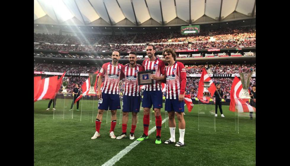Godín, junto a los capitanes de Atlético de Madrid, Juanfran, Koke y Griezmann. (Foto: Atlético de Madrid)