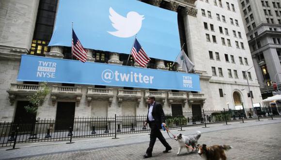 Bolsa de Nueva York colocó un cartel de Twitter en la fachada. (AP)