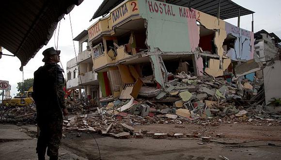 Ciudad en ruinas. Así lucen las provincias ecuatorianas que sufrieron el terremoto de 7.8 grados, ocurrido la noche del sábado. (AP)