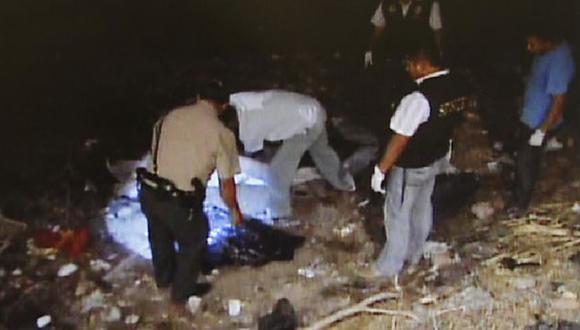 TRAGEDIA. Serenos hallaron los cuerpos en un basural en Ancón. (Imágenes de TV)