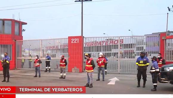Hoy se reanudan los viajes terrestres hacia el interior del país, pero el terminal de Yerbateros en San Luis permanece cerrado. (Captura: América Noticias)