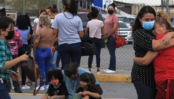 Familiares de internos esperan informes hoy, afuera del Centro de Reinserción Social (Cereso) número 3, en Ciudad Juárez, estado de Chihuahua (México). (Foto de EFE/Luis Torres)