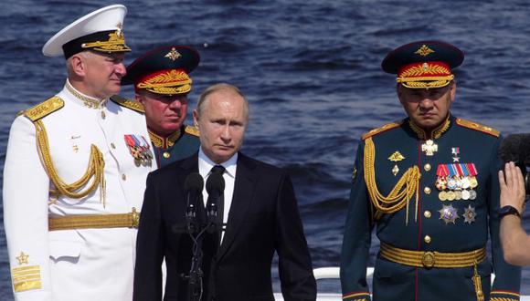 Solo este año, la Armada recibirá 15 nuevos barcos y cañoneras, anunció el presidente ruso. En la foto, el presidente Putin y el comandante en jefe de la marina rusa Nikolai Yevmenov durante un desfile marino. (Foto: AFP)