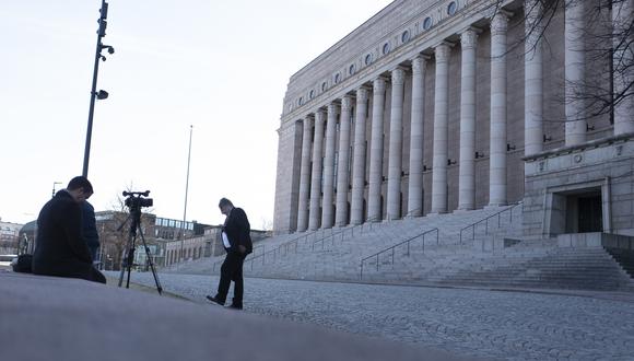 Periodistas  frente al Parlamento finlandés durante el debate para solicitar el ingreso en la OTAN, el 20 de abril de 2022 en Helsinki. (Foto: Olivier MORIN / AFP). (Photo by Olivier MORIN / AFP)