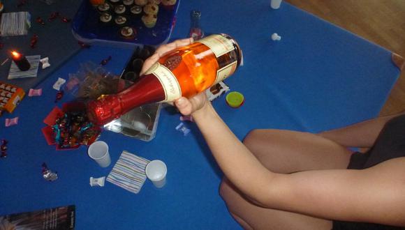 Una joven protagonizó un jocoso momento al descorchar la botella del espumante. (Foto: Pexels/Referencial)