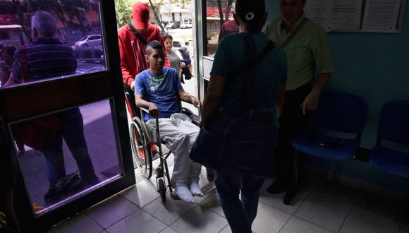 El director de Coalición de Organizaciones por el Derecho a la Salud y la Vida denunció que 15 pacientes renales murieron tras la paralización de servicios de diálisis por el apagón. (Foto: AFP)