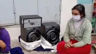 La Libertad: Madre carga equipo de sonido en la espalda para venderlo y poder alimentar a sus cinco hijos
