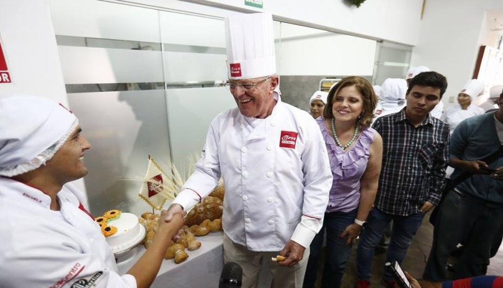 PPK mostró sus dotes para la panadería en un instituto en el distrito de Jesús María. (Anthony Niño de Guzmán)