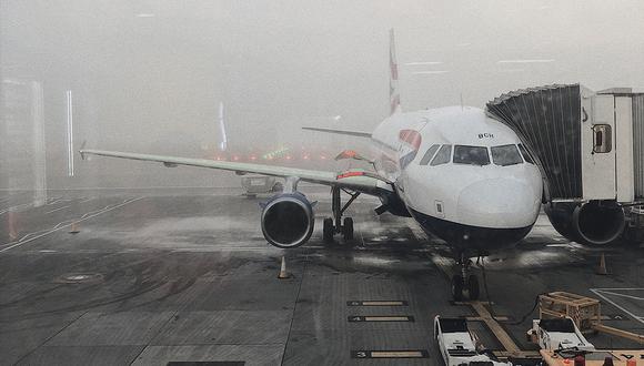 La turbina de un avión estalla y arde ante la mirada de los pasajeros que esperan para embarcar. (Pexels)