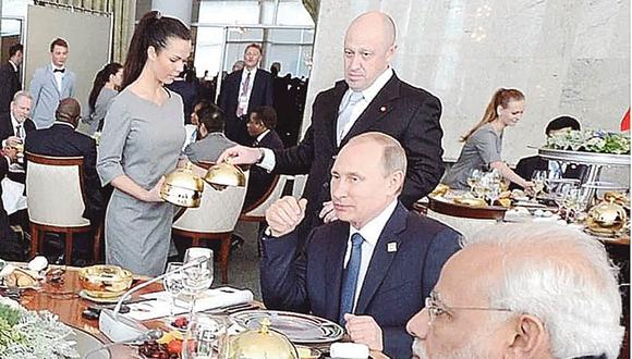 EN SERVICIO. Prigozhin (en círculo) la vez en que atendió las exigencias culinarias de Vladimir Putin.