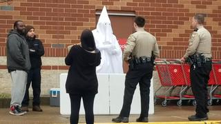 Afroamericano se viste como militante del Ku Klux Klan en centro comercial de Virginia