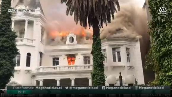 Un edificio donde funcionaba una universidad terminó incendiada en Santiago de Chile. (Foto: Captura de video)