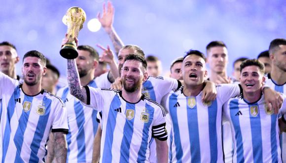 La Selección de Argentina celebrando con la Copa del Mundo (Foto: AFP).
