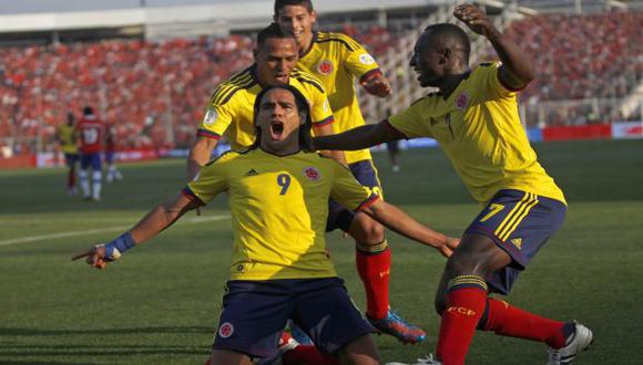 SUENA EL VALLENATO. Falcao celebra con Armero, Ramírez y Rodríguez. El 'Tigre’ ya tiene tres goles en la eliminatoria. (Reuters)