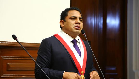 Aron Espinoza le pidió a la titular del Legislativo “no victimizarse” y dijo que su agrupación tiene “derecho de presentar una moción en contra” de la titular del Parlamento porque “no lo representa”. (Foto: Congreso)