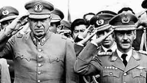 El general Augusto Pinochet (izquierda) en pleno apogeo de su gobierno dictatorial. (Reuters)
