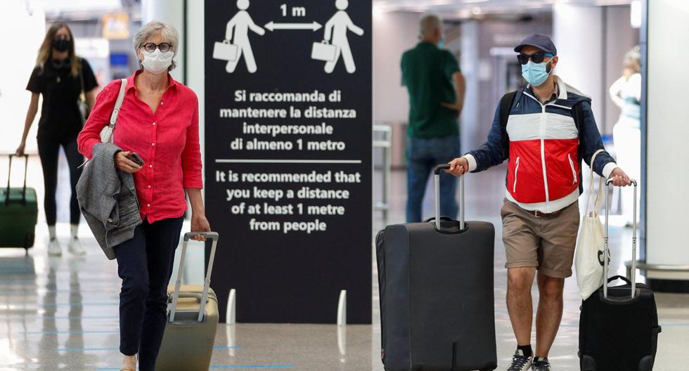 Imagen referencial. Pasajeros con mascarillas por el coronavirus caminan en el aeropuerto de Fiumicino en Roma (Italia). Foto del 30 de junio de 2020. (REUTERS/Guglielmo Mangiapane).