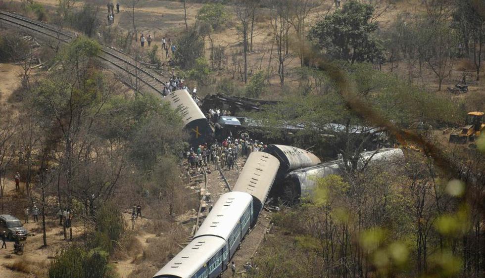 Al menos 18 personas murieron y 112 resultaron heridas el domingo al descarrilarse un tren en el oeste de India, anunció la Policía. (Reuters)