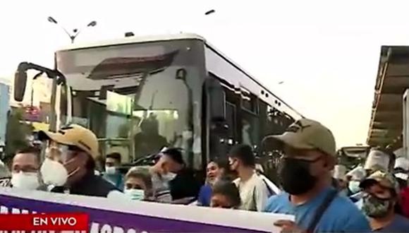 Grupo de personas de diferentes asentamientos humanos de distritos de Lima Norte protestan para exigir proyecto de agua potable. (Captura: América Noticias)