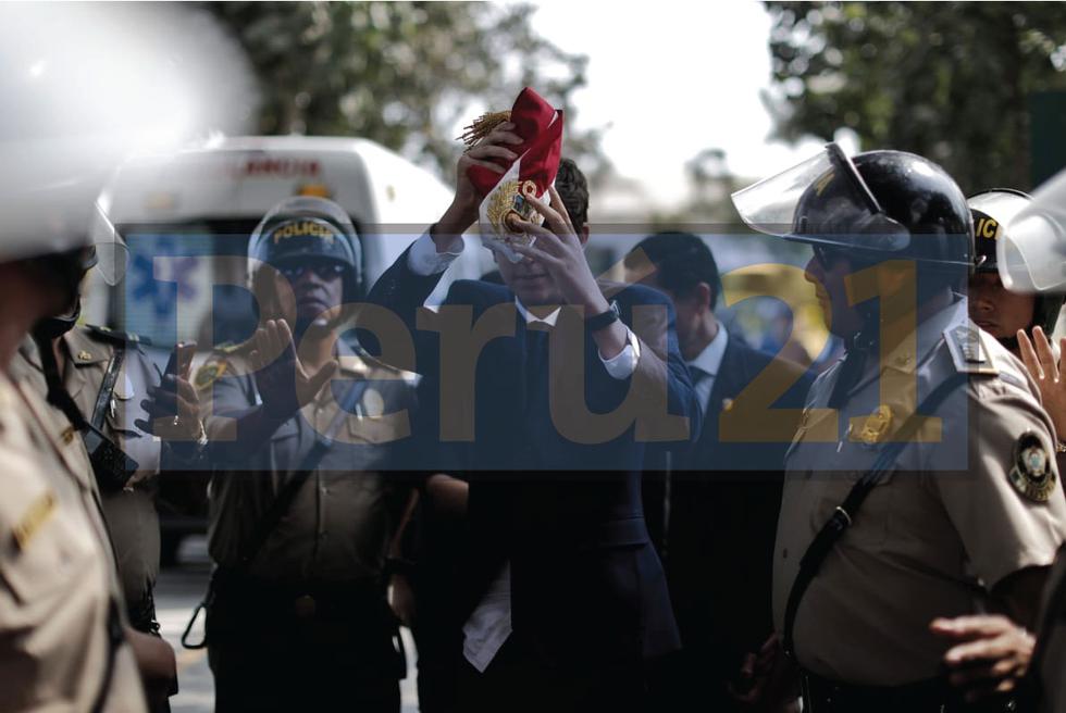 Federico Danton alza la banda presidencial de manera simbólica en Huachipa