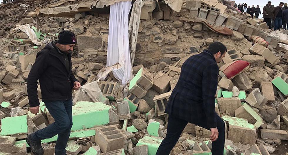Varias casas fueron destruidas por el fuerte sismo en la frontera entre Turquía e Irán. (Getty).