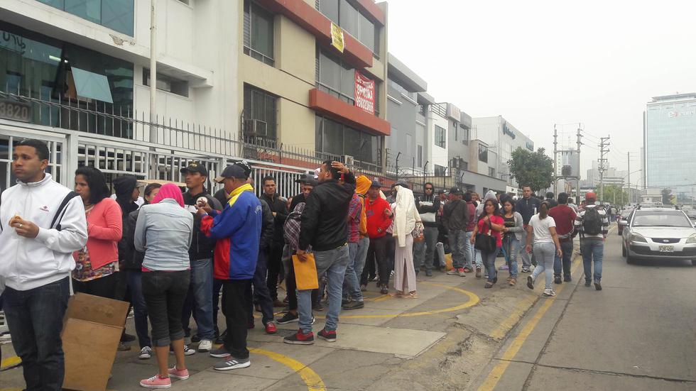 Decenas de venezolanos se encuentran en la sede del Ministerio de Relaciones Exteriores en San Isidro, para tramitar el pedido de refugio al gobierno peruano. (César Takeuchi)