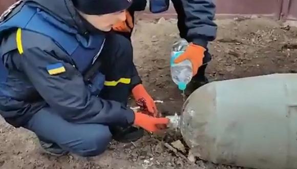 Dos ucranianos desactivaron una bomba rusa. (Foto: Twitter)