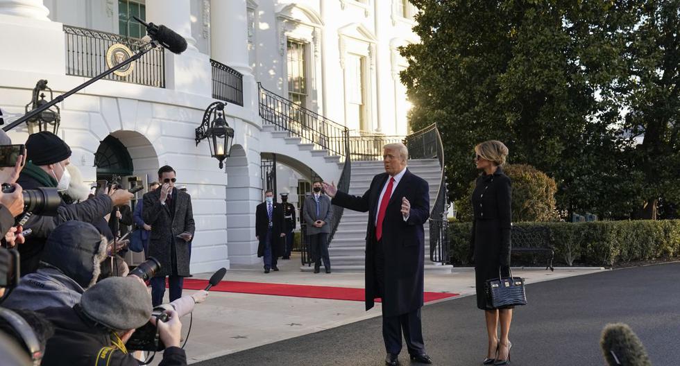 El presidente Donald Trump y la primera dama Melania Trump se detienen para hablar con los medios de comunicación mientras caminan hacia el Marine One en el jardín sur de la Casa Blanca, el miércoles 20 de enero de 2021 en Washington. (AP/Alex Brandon).
