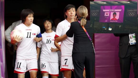 Confusión se dio durante la presentación de las jugadoras en pantalla del estadio. (Reuters/AP)